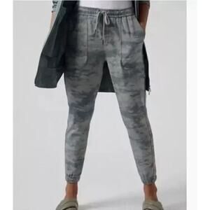 Athleta Pants Womens Size 0 Green Camo Farallon Jogger Elastic Waist Pockets